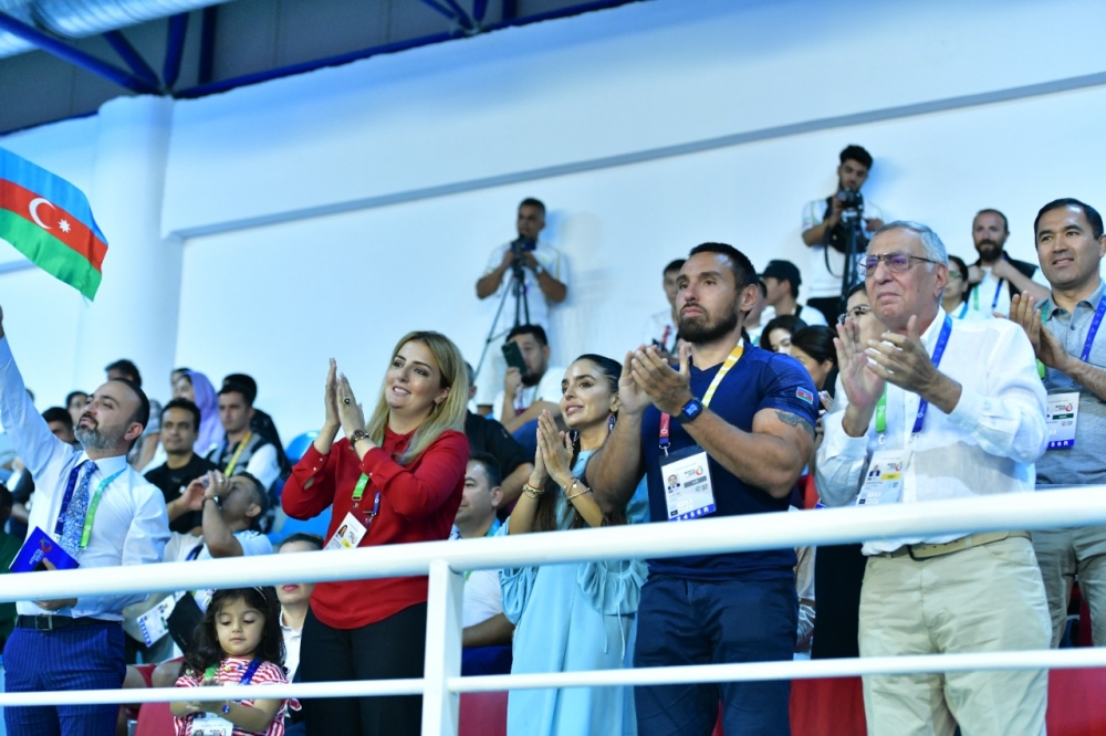 Heydər Əliyev Fondunun vitse-prezidenti Leyla Əliyeva güləşçilərimizin medal uğrunda çıxışlarına baxıb